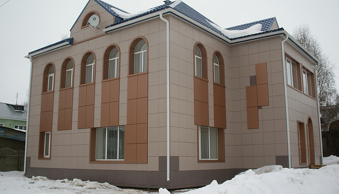 Установка навесного фасада на здание гостиницы